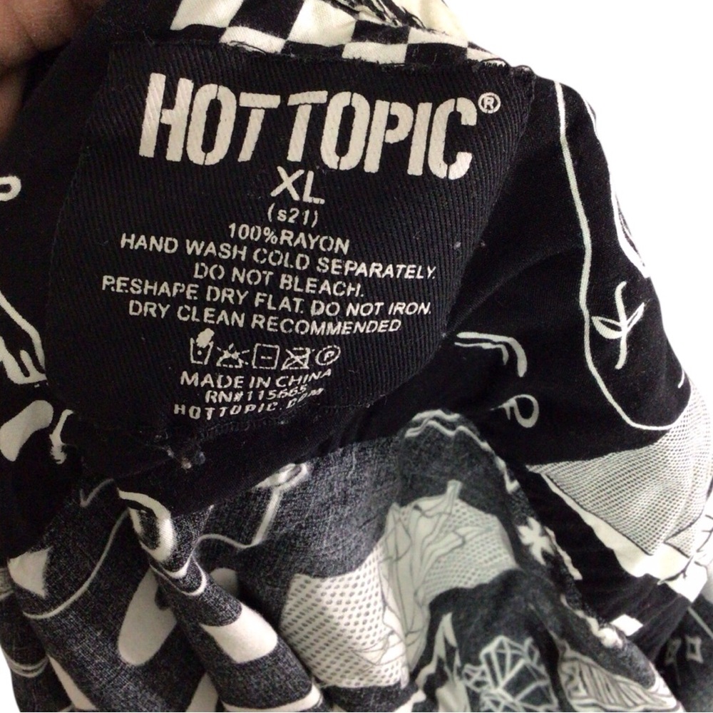 Hot Topic Monochrome Graphic Unisex  Shirt size XL - Picture 4 of 4